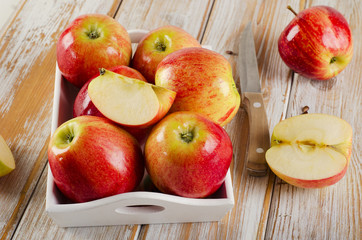 Fresh  apples  in a  wooden white box .