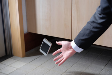 落下するスマートフォン