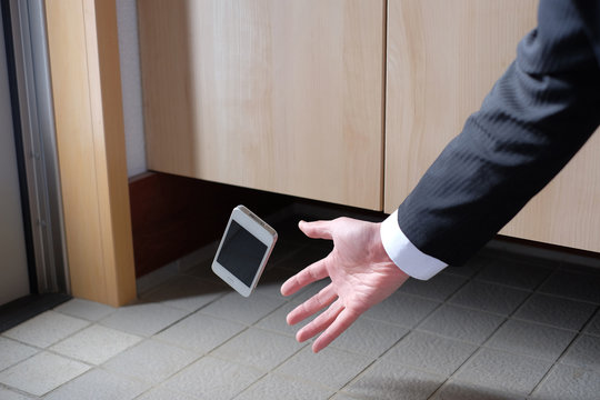 落下するスマートフォン