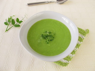 Erbsensuppe mit Chia-Sprossen