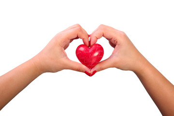 Obraz premium Kształt serca przez kobiece dłonie na białym tle