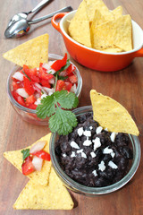 frische Tomatensalsa und Schwarze-Bohnen-Mus