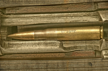 Munition Kaliber 8X57 IS in altem Wehrmachtskarabiner