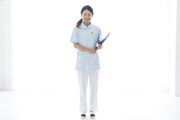 コピースペース　笑顔の女性看護士