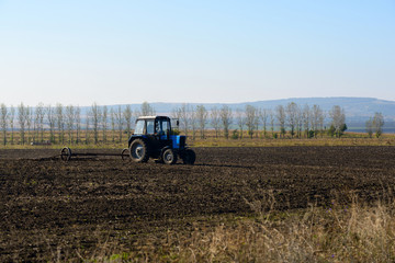 Obraz premium Tractor plowing