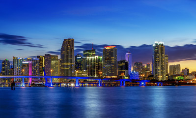 Naklejka premium Miami city by night