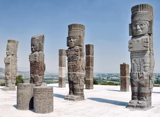 Zelfklevend Fotobehang Toltec Warriors-kolommen bij de Piramide van Quetzalcoatl in Tula © Madrugada Verde