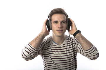 Junger Mann hört zu mit Kopfhoerer
