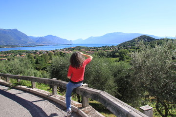Fototapeta na wymiar Valtenesi, paesaggio con turista