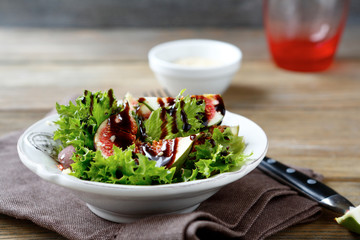 Light salad with figs and lettuce