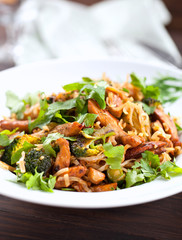 Hänchenbrust mit reisnudeln und brokkoli