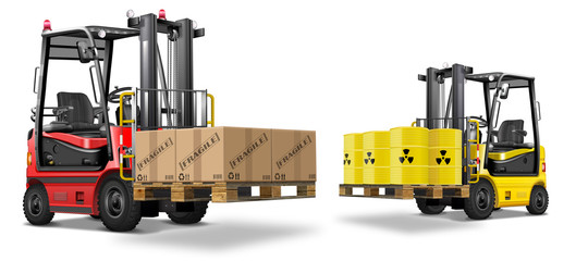 Zwei Gabelstapler mit Fracht, freigestellt