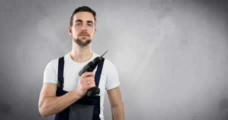 Heimwerker mit Bohrer