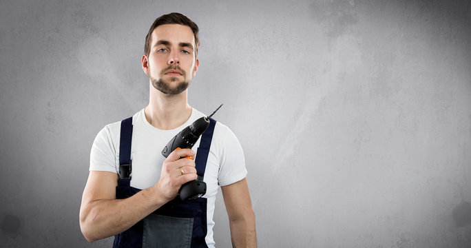 Heimwerker mit Bohrer