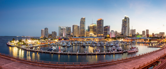 Naklejka premium Miami city skyline panorama at twilight