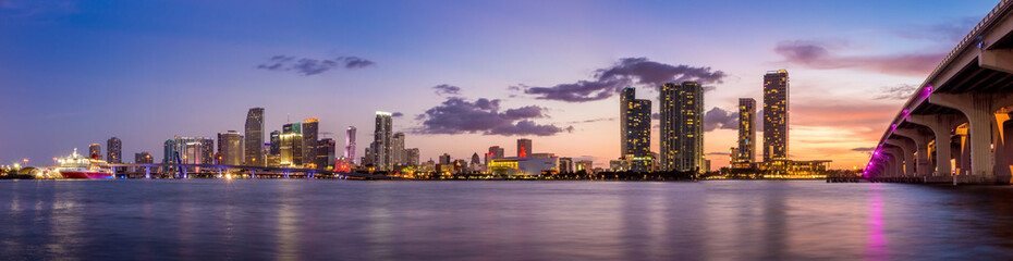 Obraz premium Panoramę panoramę miasta Miami o zmierzchu