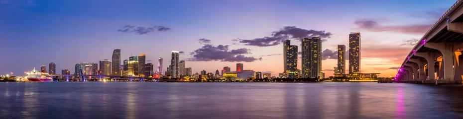 Deurstickers Miami skyline van de stad panorama bij schemering © f11photo