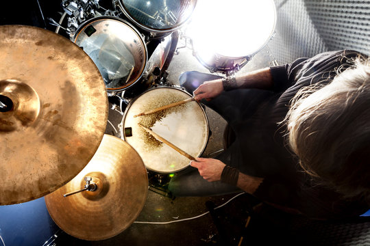Hombre tocando la bater&iacute;a.Fondo de m&uacute;sica
