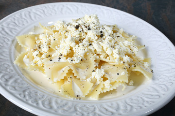 pasta farfalle con formaggio