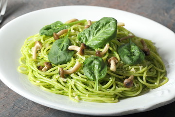 pasta italiana verde con spinaci e funghi