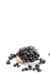 Schwarze Bohnen auf Kochlöffel