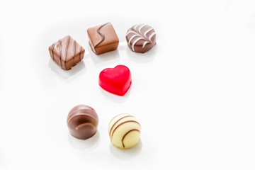 Obraz premium Heart shaped chocolate with other confectionery around