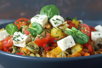 pasta italiana con verdure e pomodori