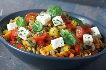 pasta italiana con verdure e pomodori