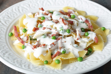 pasta italiana con prosciutto e piselli