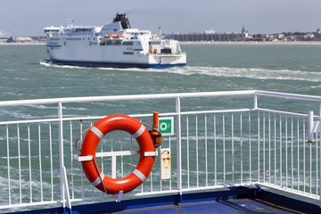 Fähre auf dem Ärmelkanal vor Calais, Frankreich