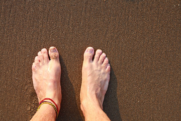 pies descalzos sobre la arena en la playa 7400-f15