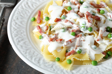 pasta italiana con prosciutto e piselli