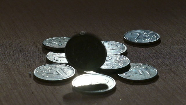 Падающие двухрублевые  монеты (замедленно)