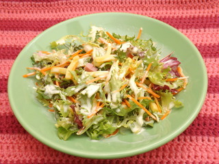 Salat mit Käse und Schinken