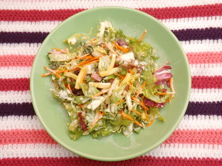 Salat mit Käse und Schinken