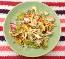 Salat mit Käse und Schinken