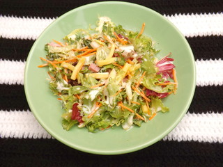 Salat mit Käse und Schinken