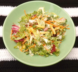 Salat mit Käse und Schinken