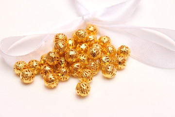 Goldene Perlen