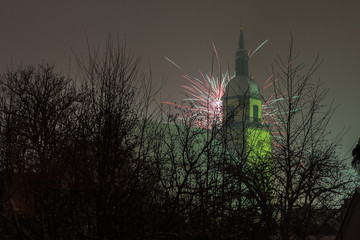 Kirchturm mit Feuerwerk