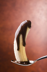 banana ricoperta di cioccolato fondente - obrazy, fototapety, plakaty