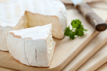 Weichkäse auf Holzbrett