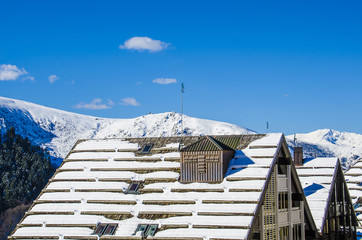 Tetti innevati con finestre