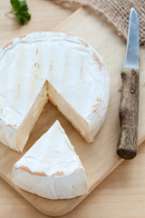 Weichkäse auf Holzbrett