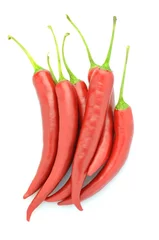 Fotobehang czerwone papryczki chili na białym tle © Darios