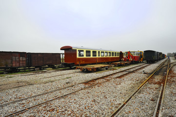 Obraz premium Vieux trains en gare au petit matin brumeux, France
