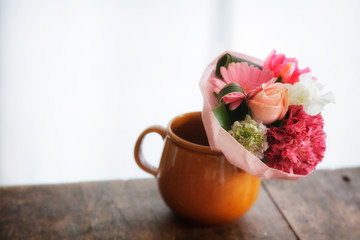 アンティークのテーブルと小さい花束