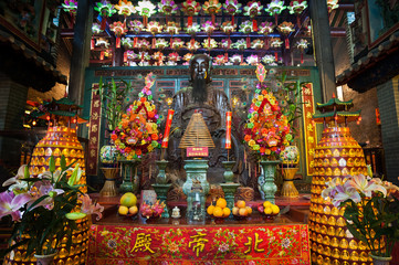 Naklejka premium Ołtarz główny w świątyni Pak Tai, Wanchai, Hong Kong