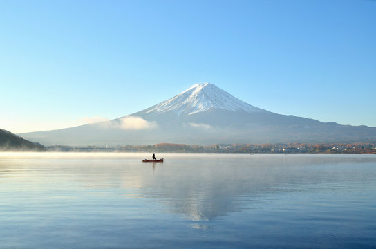 Fototapeta Boat and mount fuji in the morning at kawaguchiko lake japan
