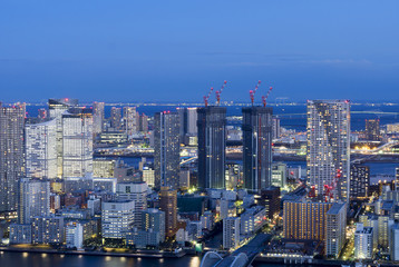 Obraz premium [Pejzaż Tokio] Nocny widok na obszar Harumi Ariake, w którym koncentrują się obiekty Igrzysk Olimpijskich w Tokio w 2020 roku